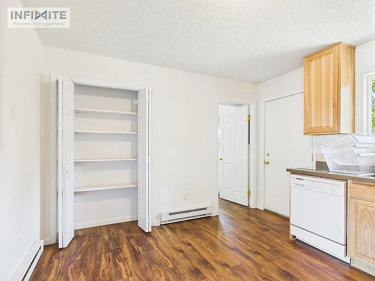 90 Custer Ave #A — Photo 2