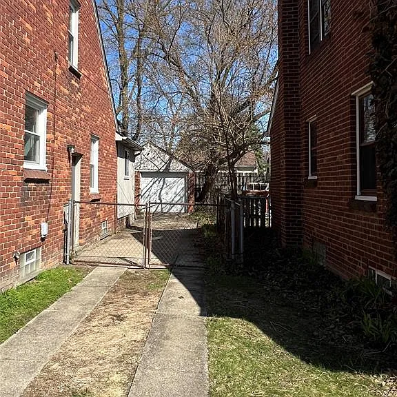 23280 Forest St — Photo 2
