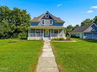 1742 22nd Ave NE, Grand Forks, ND 58203