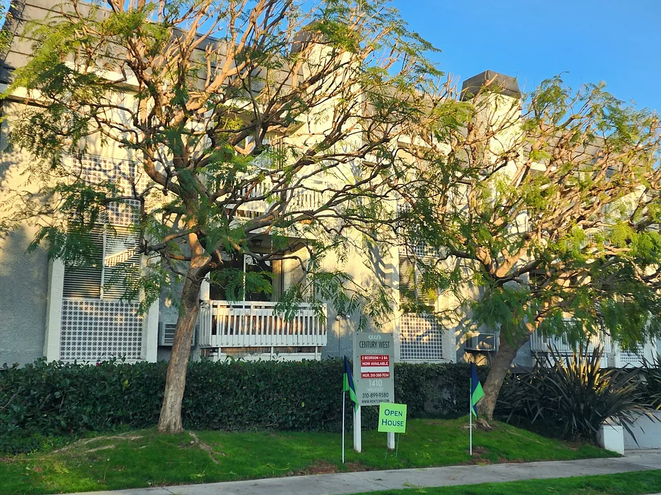 1410 Wellesley Ave #108
