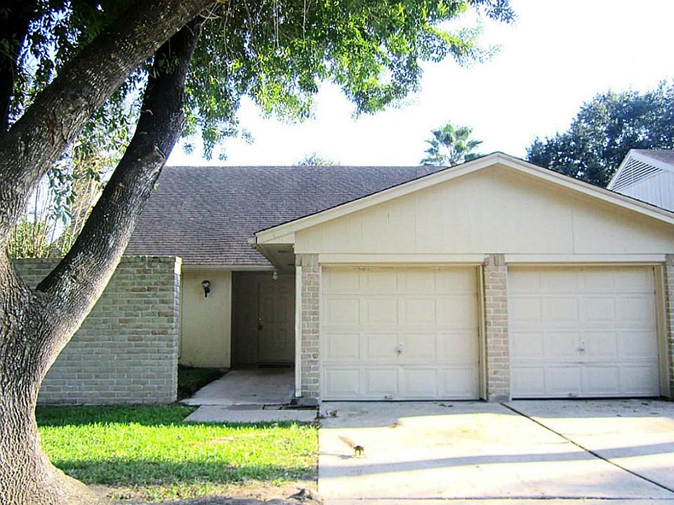 MOVE-IN READY
1 1/2 STORY HOME