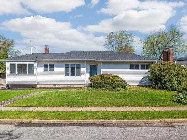 1375 Oak Lane, East Meadow, NY 11554