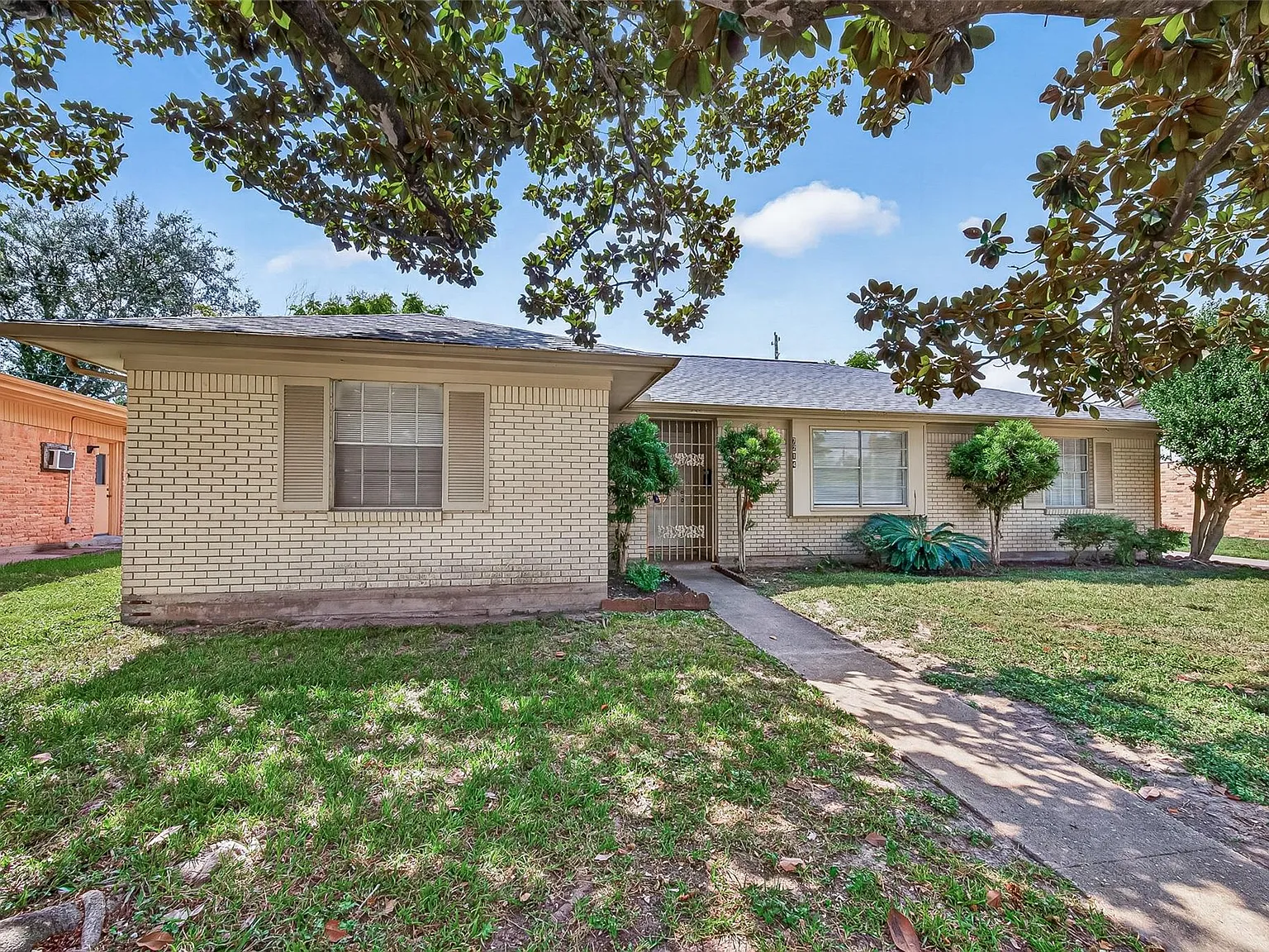 3 bed, 2.0 bath, 1598 sqft, $2,200 — Photo 3