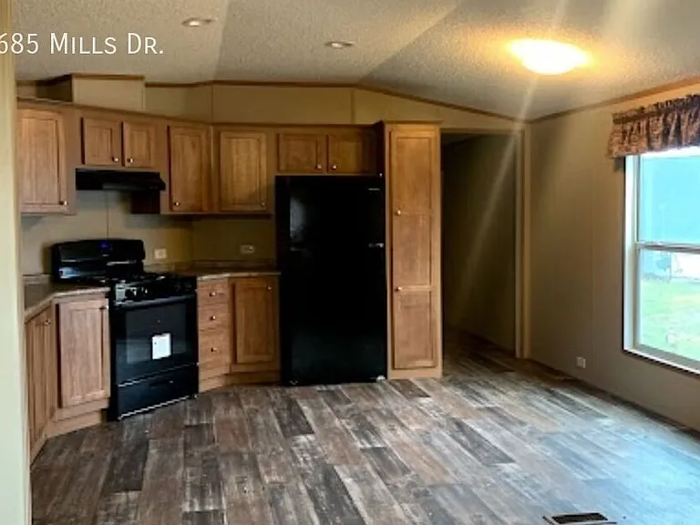 685 E Mills Dr — Photo 2