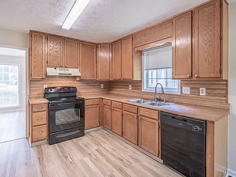 2402 Betsy Ct SW — Photo 21
