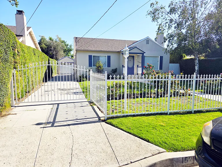 15219 Wyandotte St — Photo 2