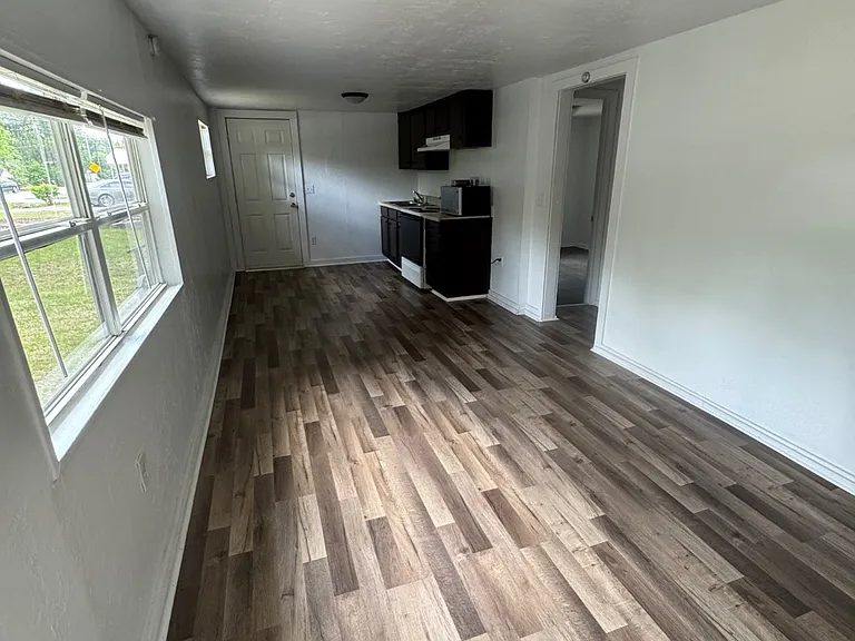 1203 Larry St — Photo 6
