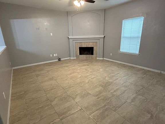 Family room with a fire gas burner place.