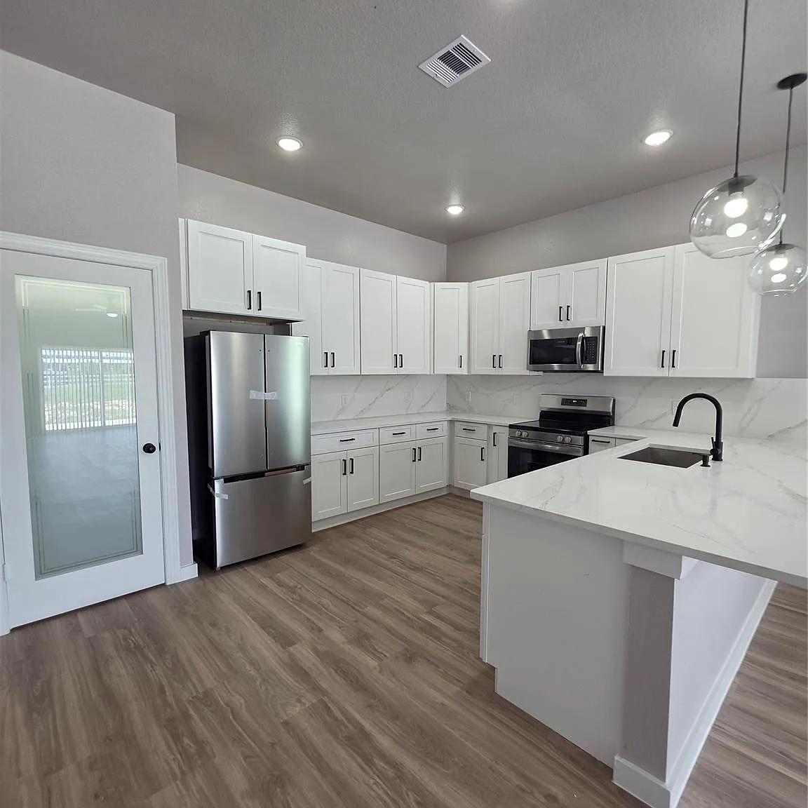 3 bed, 2.0 bath, 1450 sqft, $2,100 — Photo 4