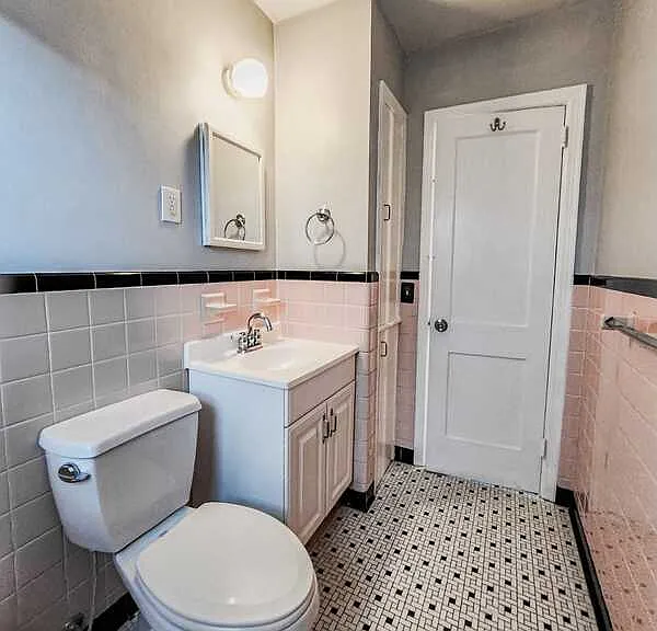 3241 Yale St N — Photo 11