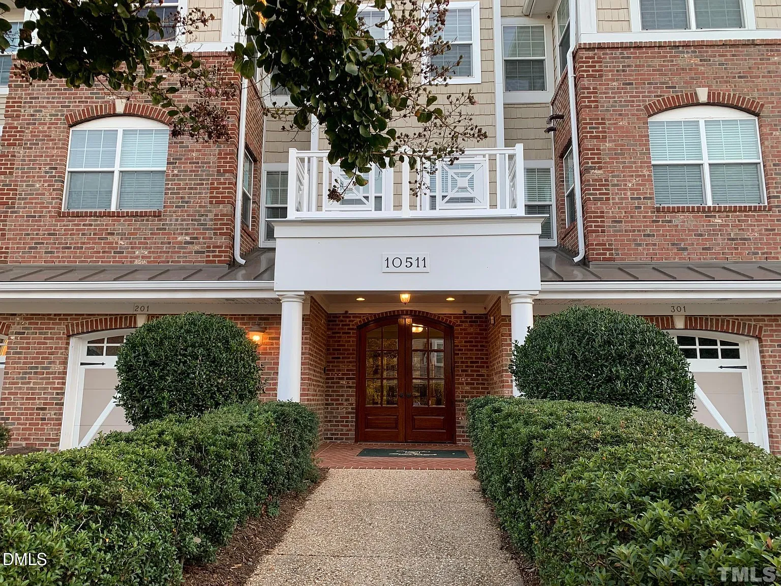 3 bed, 2.0 bath, 1832 sqft, $1,995 — Photo 2