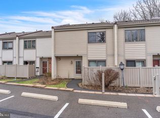 28 Twin Brooks Dr, Willow Grove, PA 19090