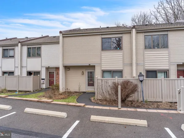 28 Twin Brooks Dr, Willow Grove, PA 19090