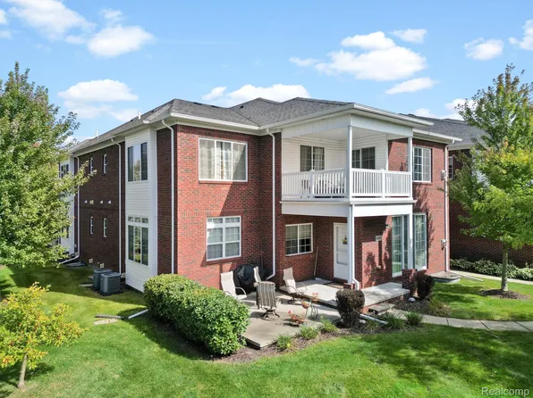 6945 Boulder Pointe Dr, Washington, MI 48094