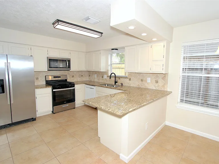 2731 Colony Dr — Photo 6
