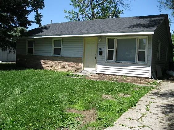 1524 Hedge Rd photo 1