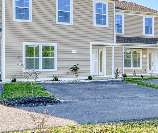 3rd image of 220 Twisted Oak Dr