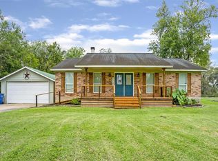 2018 Oakwood Dr, Clute, TX 77531