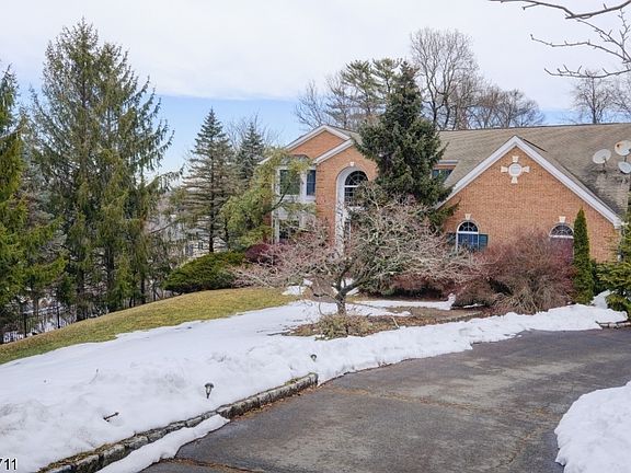 2nd image of 18 Tree Top Ln