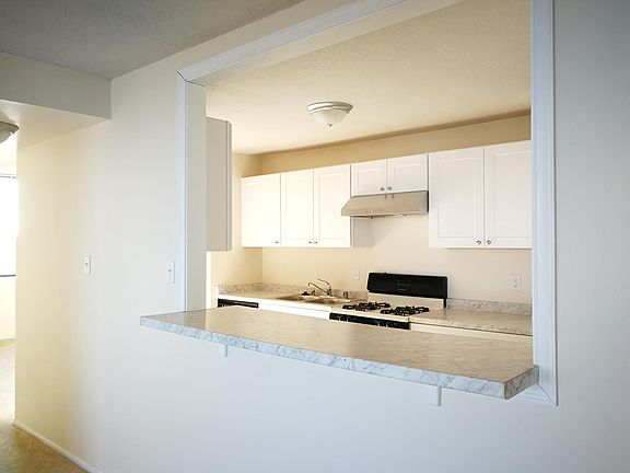 2nd image of 118 Monroe St #10