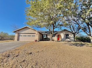 8 Hacienda Ln, Uvalde, TX 78801
