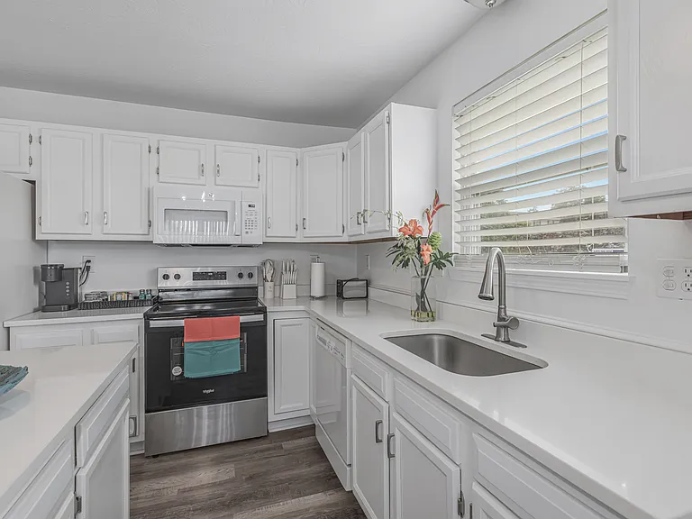 6824 Beagle Dr — Photo 16