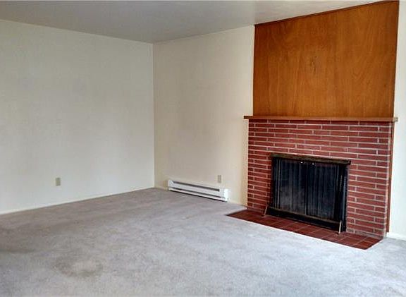 4th image of 909 Marion St NE