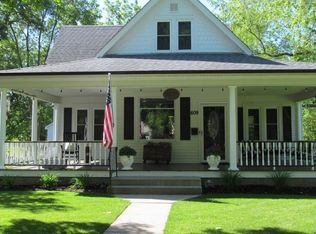 609 W 1st St, Chaska, MN 55318