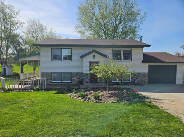 408 E Centre St, Garnavillo, IA 52049