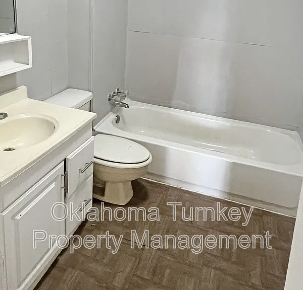 1112 W 4th St — Photo 5