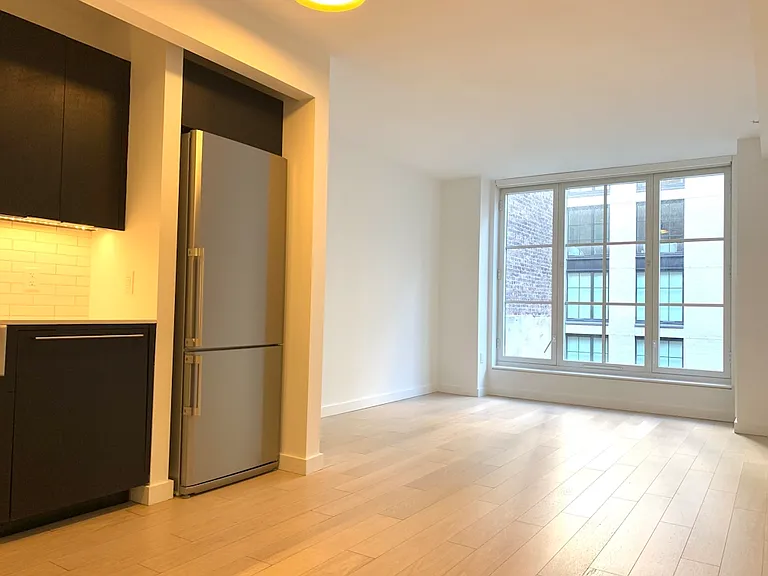 535 W 43rd St S #8L — Photo 2