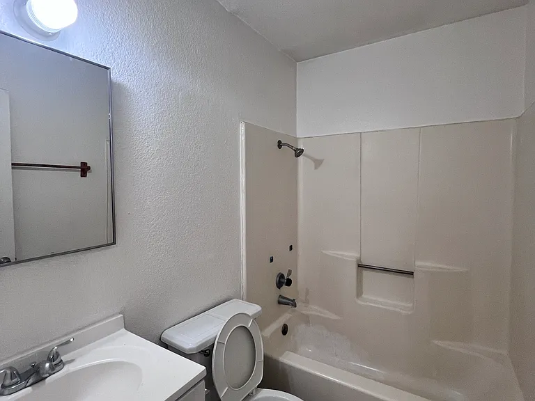 600 E 5th St #10 — Photo 10