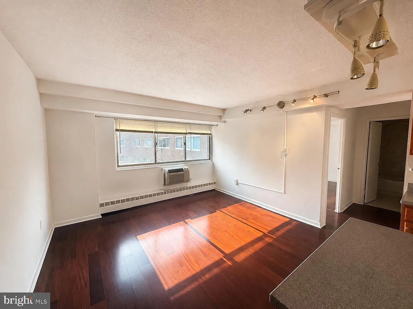 1 bed, 545 sqft, $1,700 — Photo 2