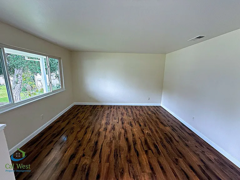 1370 Fernwood Ln — Photo 3