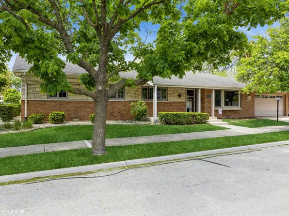 221 Huntington Ct, La Grange Park, IL 60526