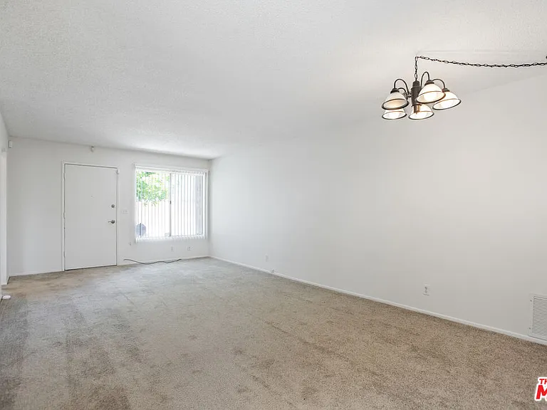 5464 Evelyn Dr — Photo 2