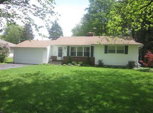 4181 Roxbury Dr, Williamsville, NY 14221