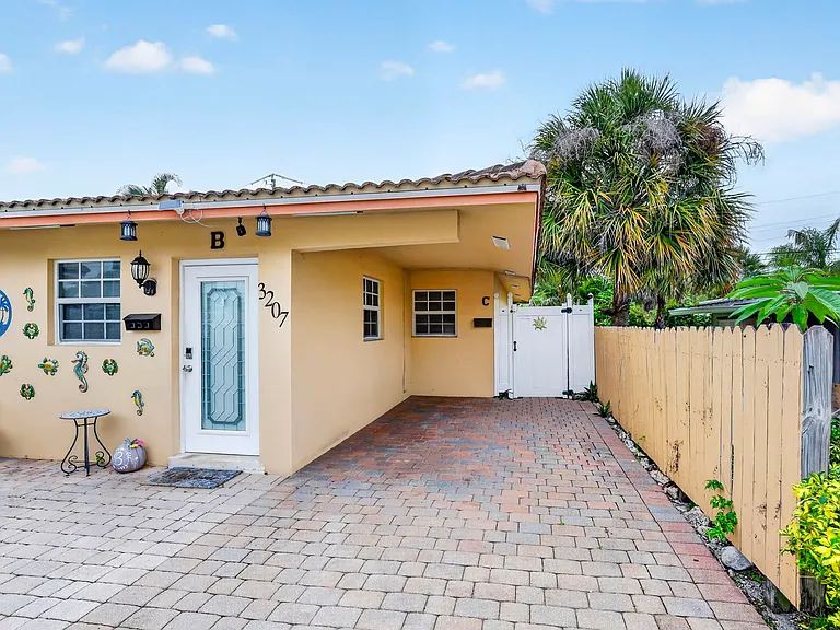 3207 Marine Dr #D — Photo 2