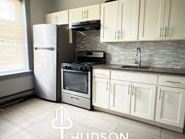 170 Garfield Ave #4 — Photo 1