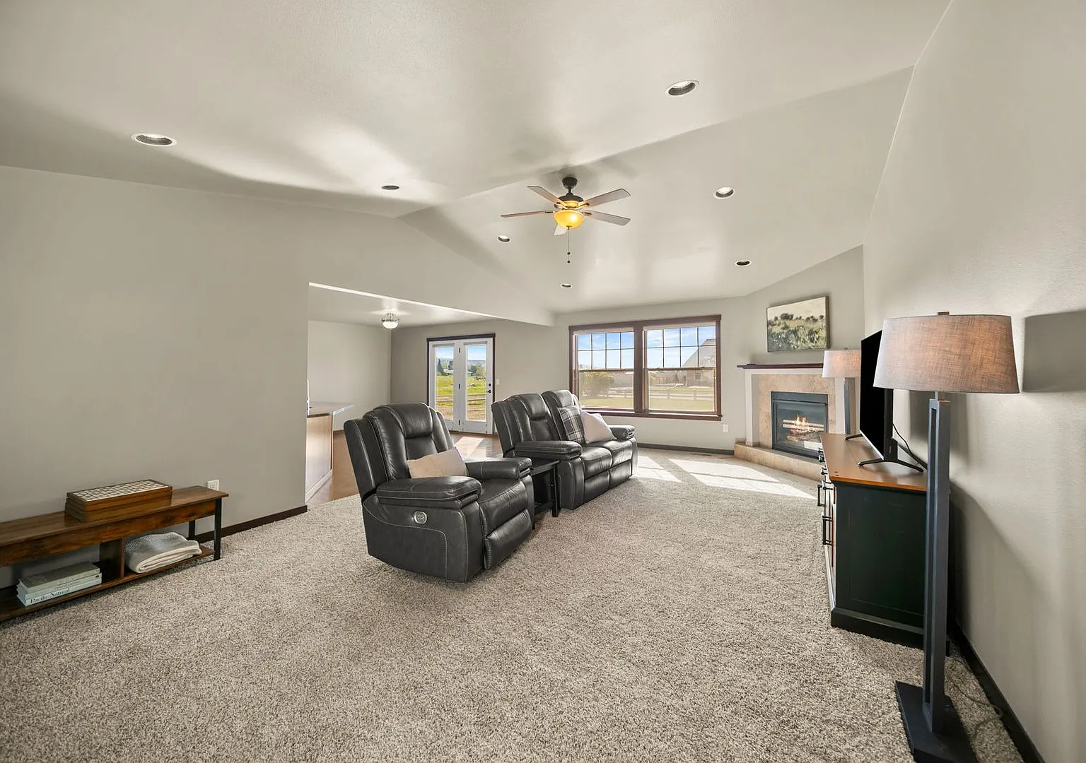Located in Sunnyslope! 3+ beds, 2.5 baths, 3 car garage with open living spaces and huge yard! — Photo 4