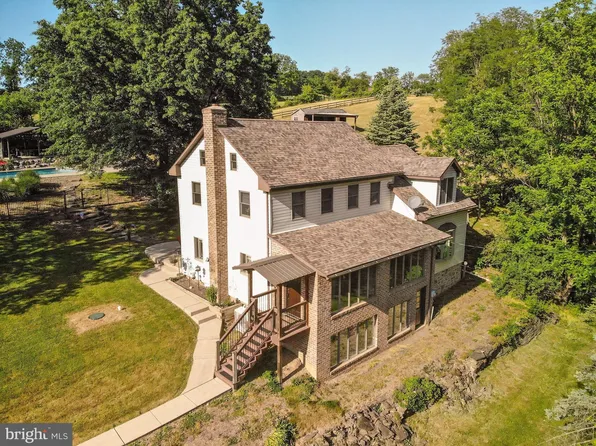 555 Valley Rd, Mohrsville, PA 19541