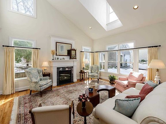 2nd image of 46 Fieldstone Ln