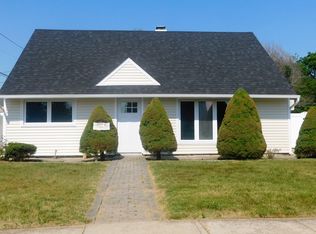 95 Barbara Ln, Levittown, NY 11756