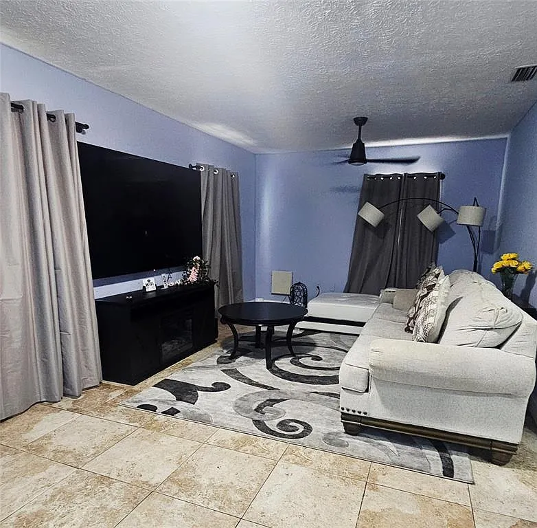 4 bed, 3.0 bath, 1706 sqft, $4,000 — Photo 4