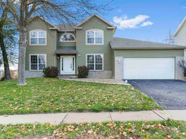 411 Cobble Stone Dr NW, Cedar Rapids, IA 52405