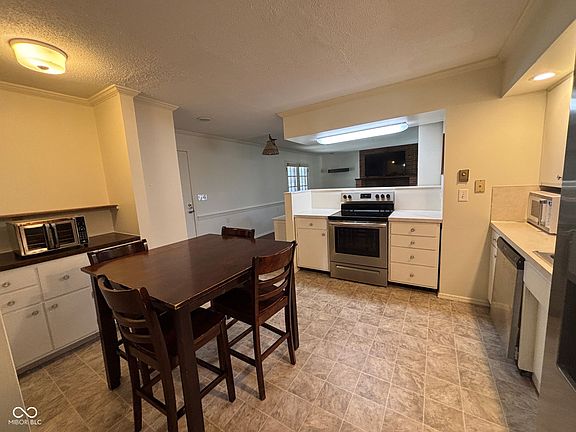 5th image of 408 S Harvey Rd