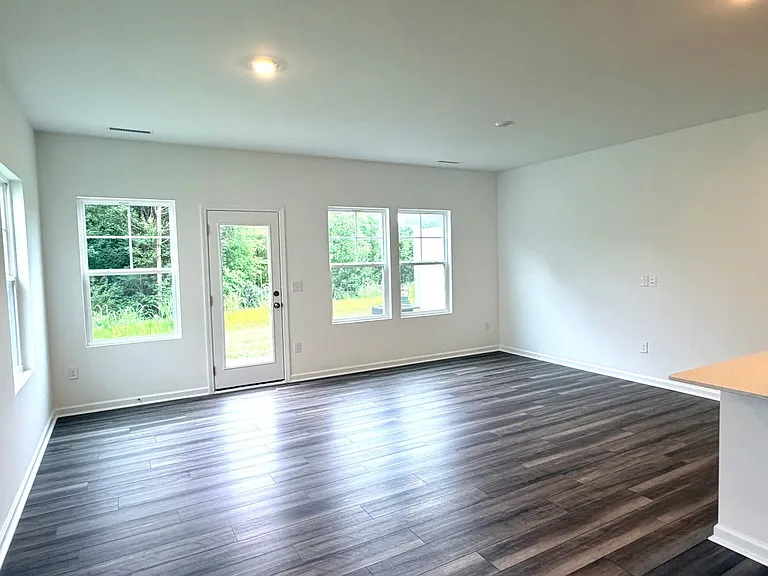 511 Fran Dr — Photo 2