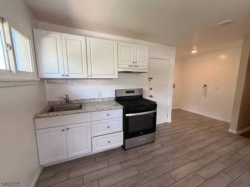 3 bed, 1.0 bath, $2,600 — Photo 4