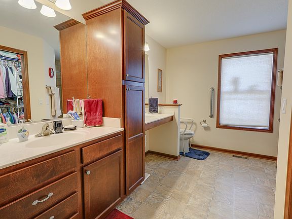 5th image of 1125 Oakwood Dr