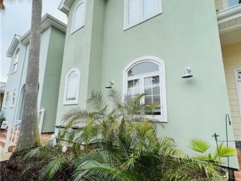 1413 Royal Palm Dr — Photo 2